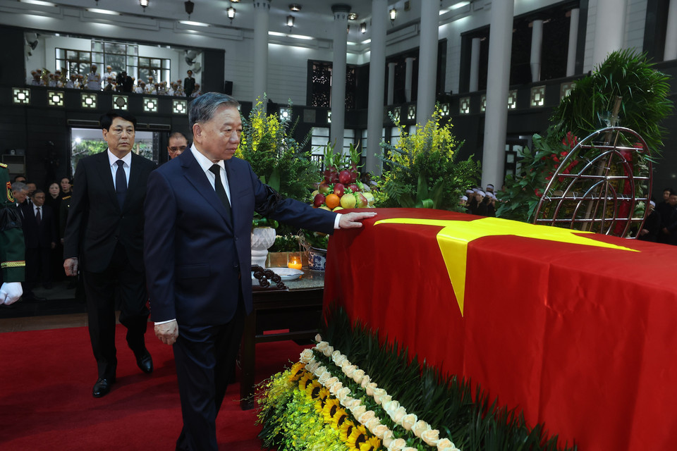 以越共中央总书记苏林为首的党中央代表团前往吊唁原国家主席陈德良。图自越通社