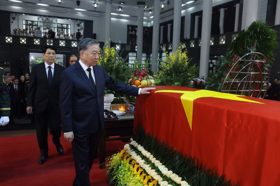 以越共中央总书记苏林为首的党中央代表团前往吊唁原国家主席陈德良。图自越通社
