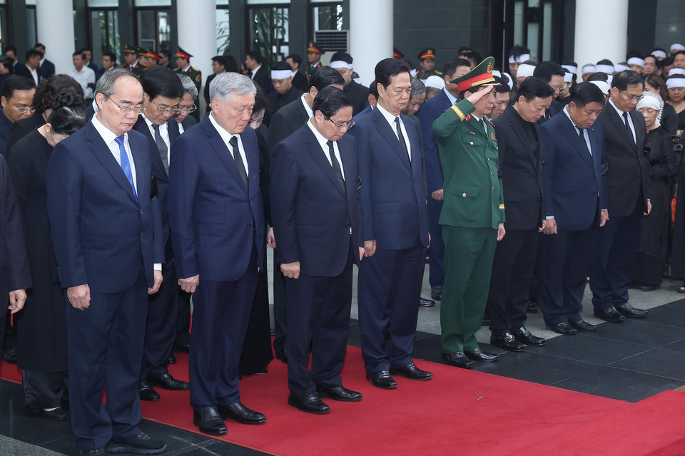 以政府总理范明政为首的政府代表团前往吊唁原国家主席陈德良。图自越通社