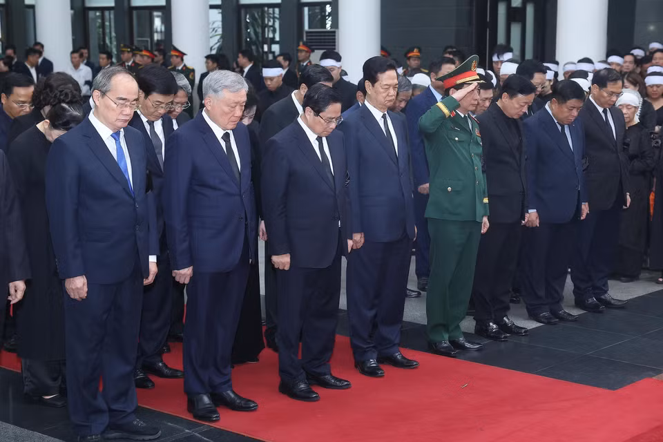 以政府总理范明政为首的政府代表团前往吊唁原国家主席陈德良。图自越通社