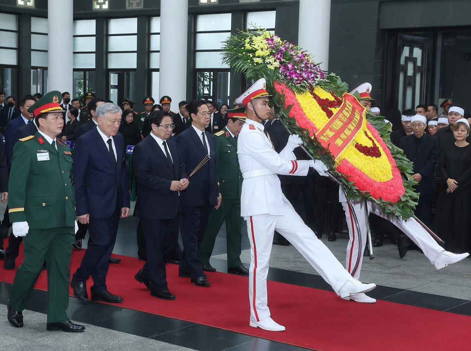 以政府总理范明政为首的政府代表团前往吊唁原国家主席陈德良。图自越通社