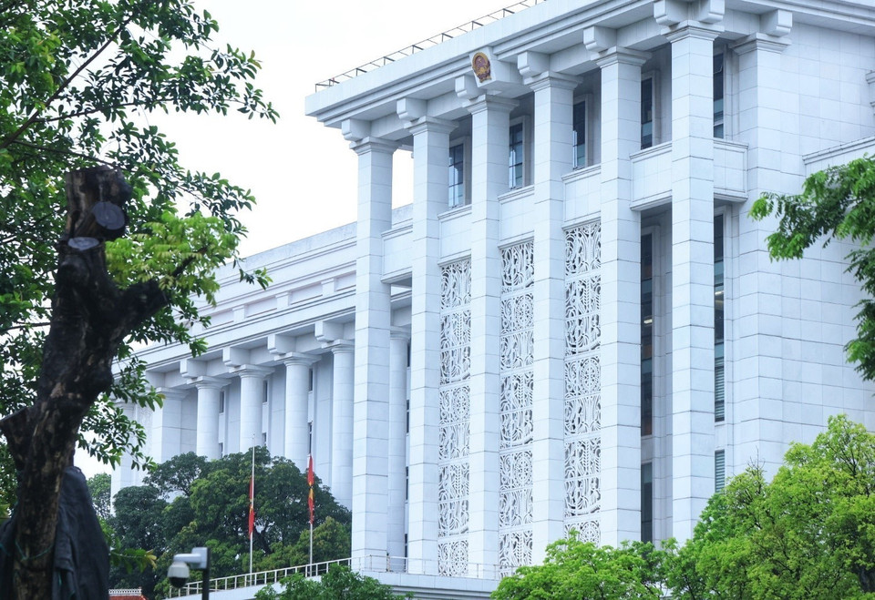 在政府办公厅举行降半旗仪式，自5月24日至25日为原国家主席陈德良举行的国葬正式开始。图自越通社