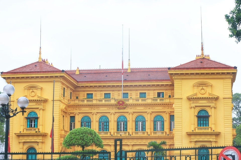 在主席府举行降半旗仪式，自5月24日至25日为原国家主席陈德良举行的国葬正式开始。图自越通社