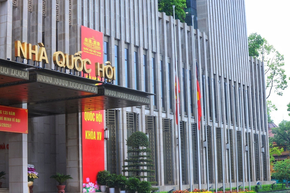 在国会大厦举行降半旗仪式，自5月24日至25日为原国家主席陈德良举行的国葬正式开始。图自越通社