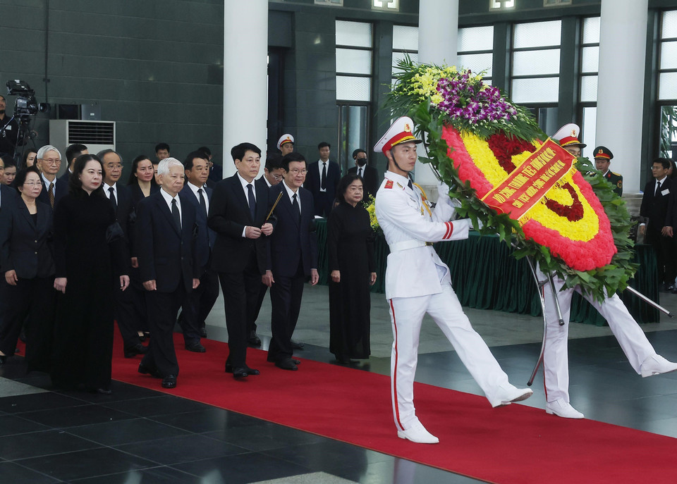 以国家主席梁强为首的国家主席代表团前往吊唁原国家主席陈德良。图自越通社