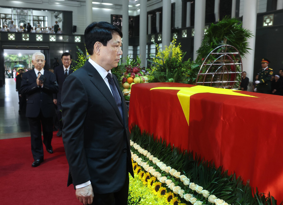 以国家主席梁强为首的国家主席代表团前往吊唁原国家主席陈德良。图自越通社