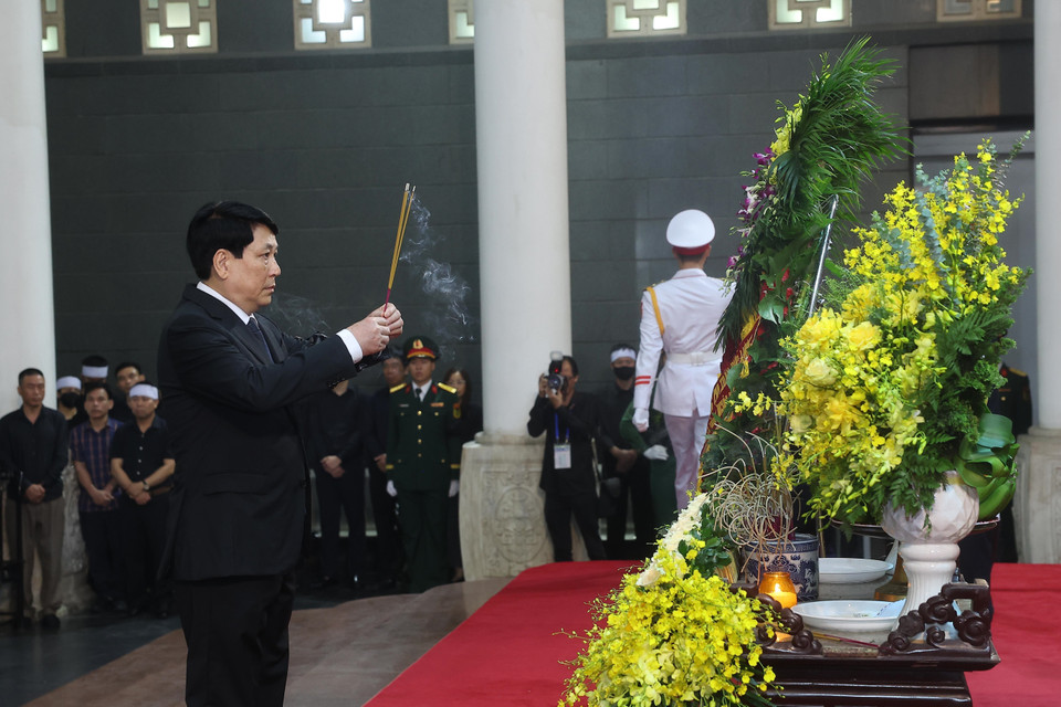 国家主席梁强在原国家主席陈德良的灵柩前敬香。图自越通社