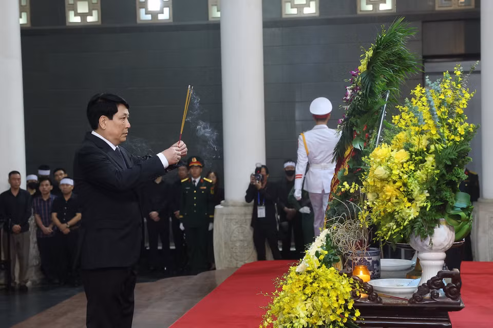 国家主席梁强在原国家主席陈德良的灵柩前敬香。图自越通社
