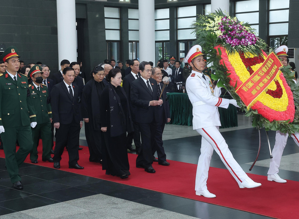 以国会主席陈青敏为首的国会代表团前往吊唁原国家主席陈德良。图自越通社