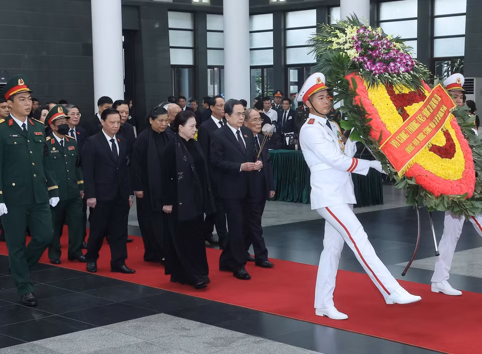 以国会主席陈青敏为首的国会代表团前往吊唁原国家主席陈德良。图自越通社