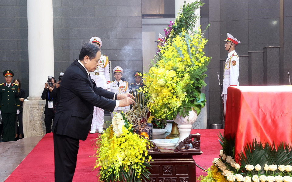 国会主席陈青敏在原国家主席陈德良的灵柩前敬香。图自越通社