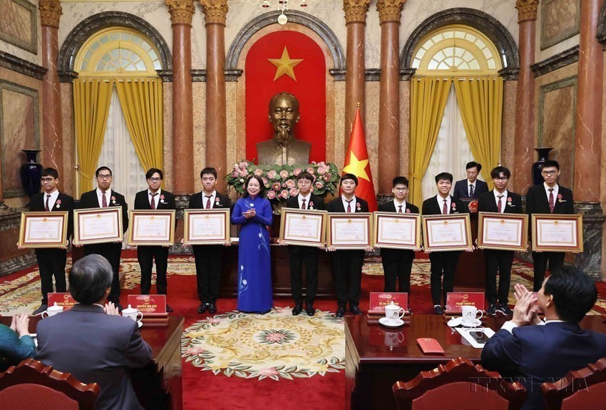越南国家副主席武氏映春在河内会见并向获得国际奥林匹克竞赛与科学技术奖项的学生授予劳动勋章。 图片:越通社