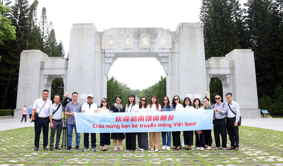 越南主流媒体代表团在中国广东省广州市黄花岗烈士陵园合影留念。图自越通社