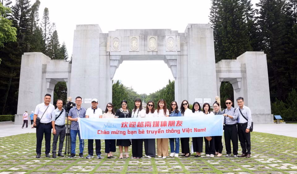 越南主流媒体代表团在中国广东省广州市黄花岗烈士陵园合影留念。图自越通社