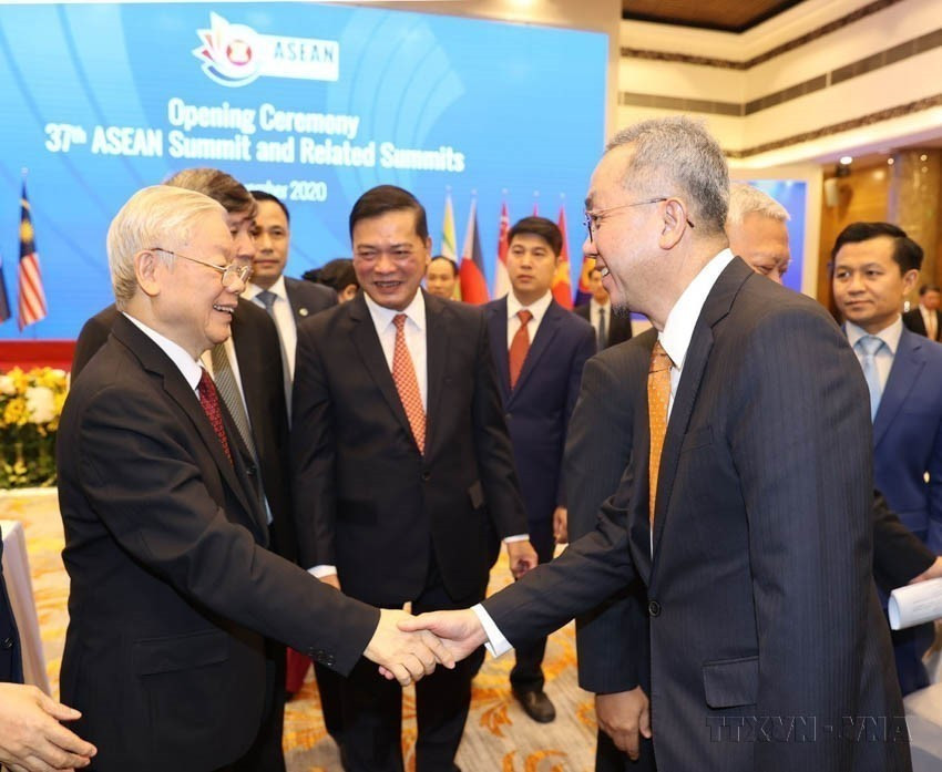 进入革新阶段以来,越南始终展现出愿与所有国家为友,并随时准备承担国际任务。图为第十三届东盟峰会及相关峰会以线上形式举行。 图片:越通社