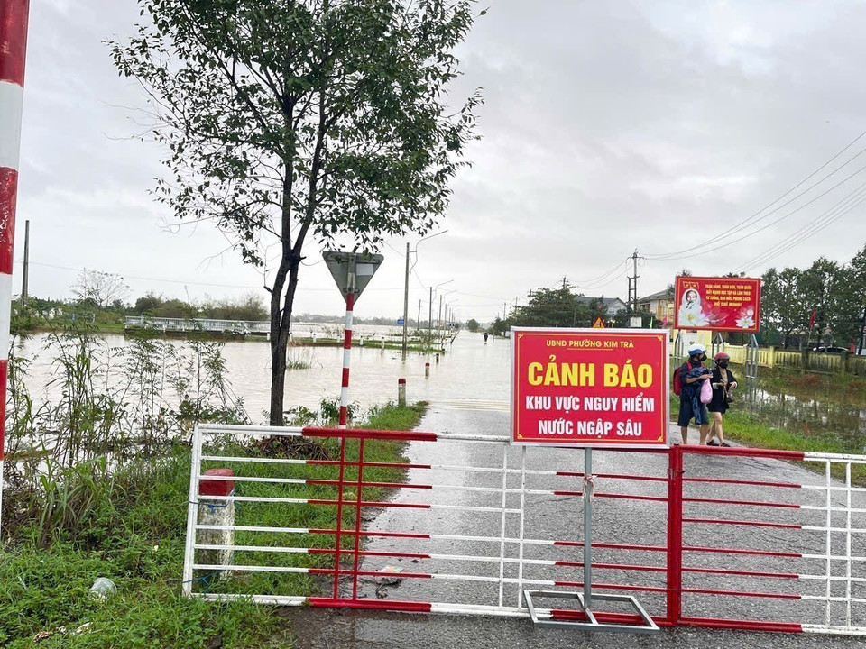 11月17日清晨，受前几小时强降雨影响，顺化市中心金龙段的香江水位上涨至2.64米，比二级警戒线高出0.64米，导致沿河区域被淹。图自越通社