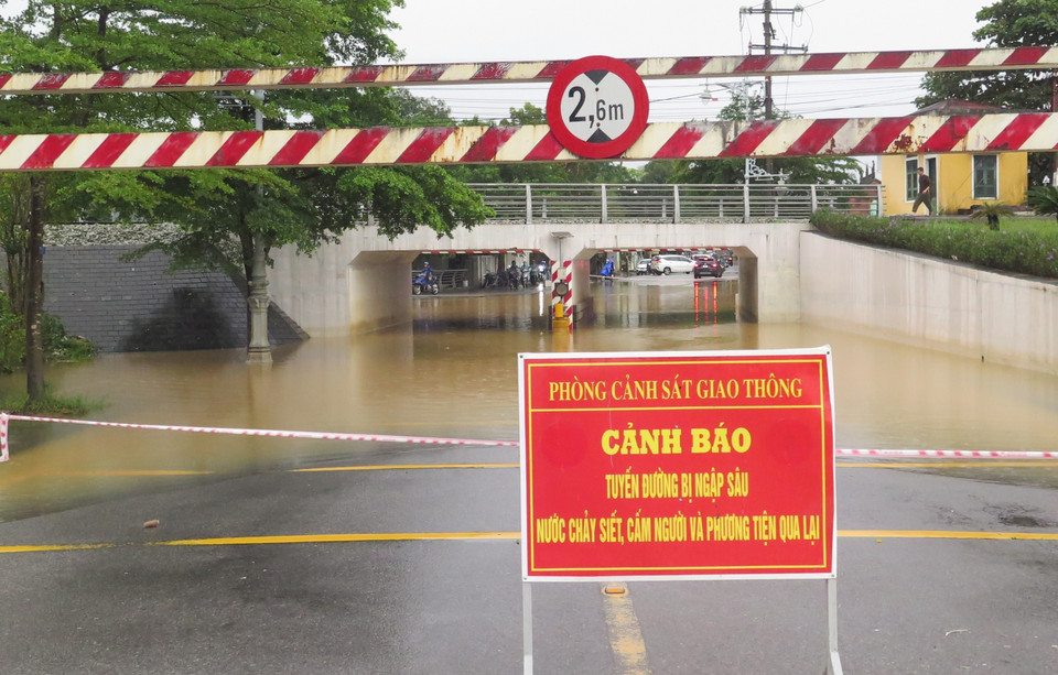 11月17日上午，顺化市顺化坊裴氏春街“Cầu Lòn”区域因香江洪水上涨而被淹。图自越通社