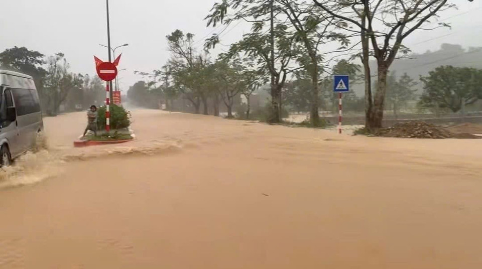 阿雷（A LUOI）三号乡的部分道路因强降雨被淹，水流湍急。图自越通社