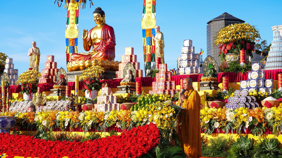 黑婆山山顶上的行礼空间庄严肃穆。图自越通社