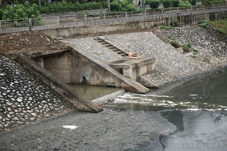 据河内市农业与环境厅统计，每天，苏沥江需接收约16万立方米未经处理的生活污水，直接排入江道。目前,河内市正高度重视并加大投资力度，开展苏沥江改造工作。（照片摄于2025年3月3日上午）图自：越通社
