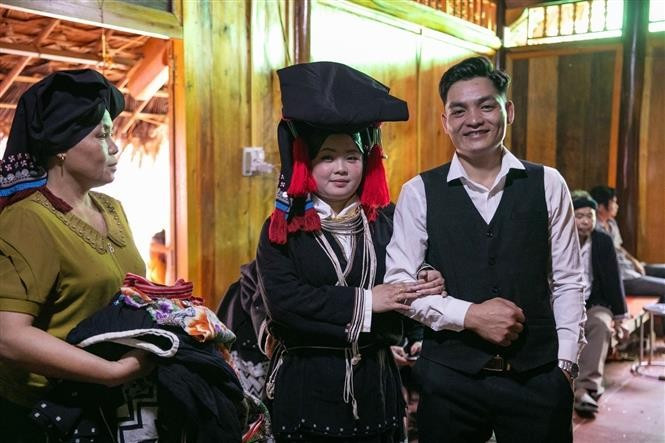 富寿省高山乡升村的前瑶族新郎新娘身着传统服饰，新郎新娘满脸笑意，脸上满是幸福。图自越通社