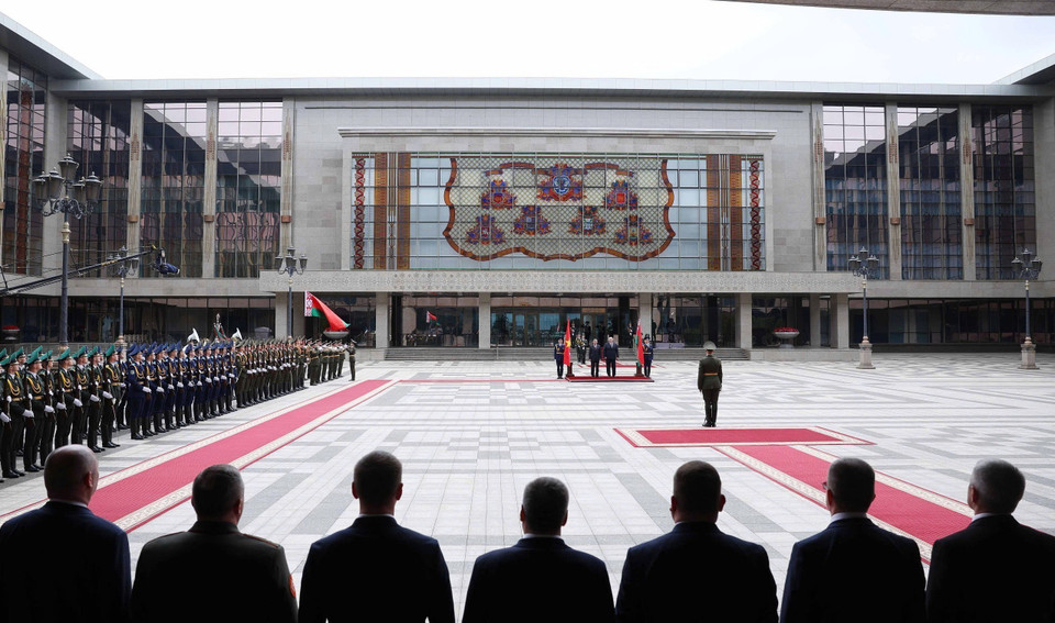 白俄罗斯总统亚历山大·卢卡申科在首都明斯克独立宫为来白俄罗斯共和国进行国事访问的越共中央总书记苏林举行隆重欢迎仪式。图自越通社