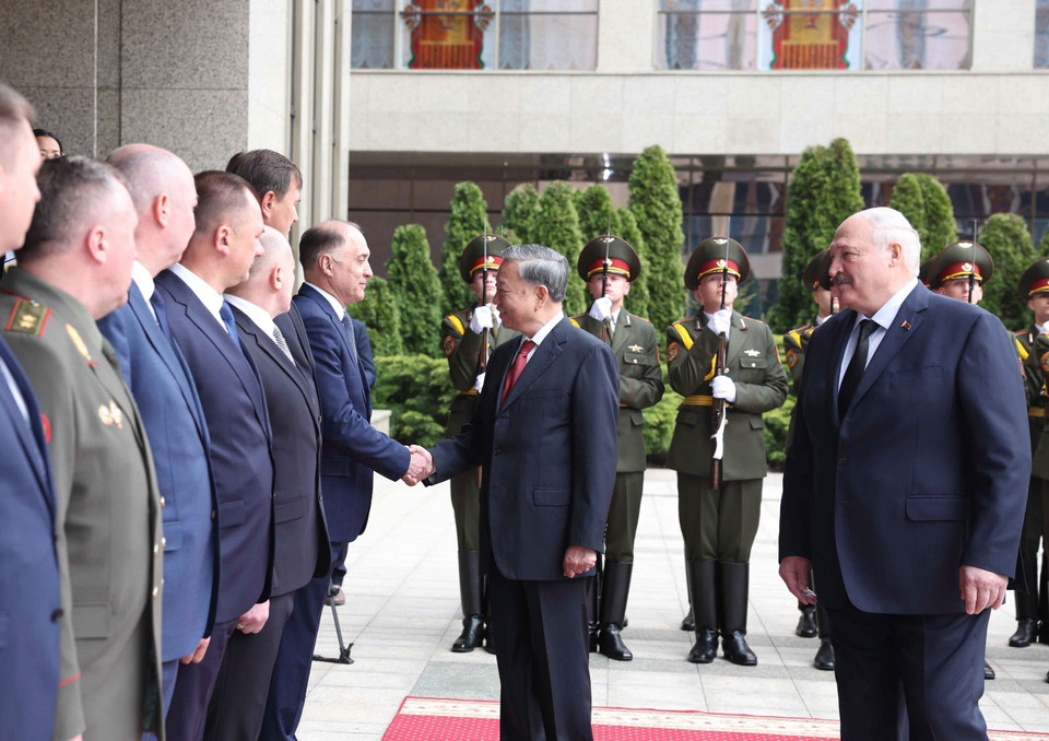 白俄罗斯总统亚历山大·卢卡申科向越共中央总书记苏林介绍白俄罗斯官员。图自越通社