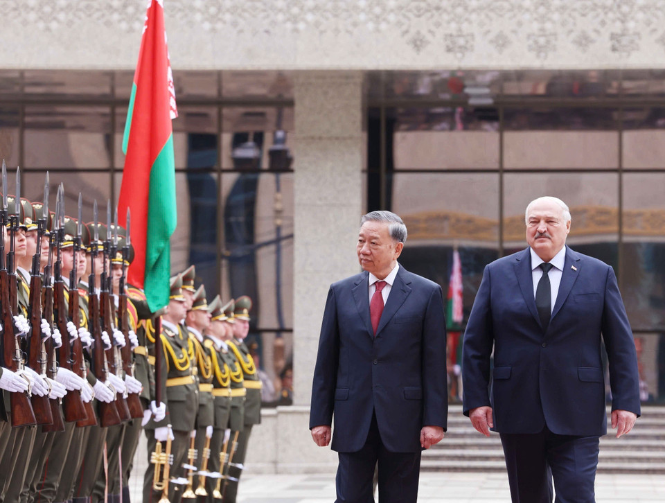 白俄罗斯总统亚历山大·卢卡申科与越共中央总书记苏林检阅仪仗队。图自越通社