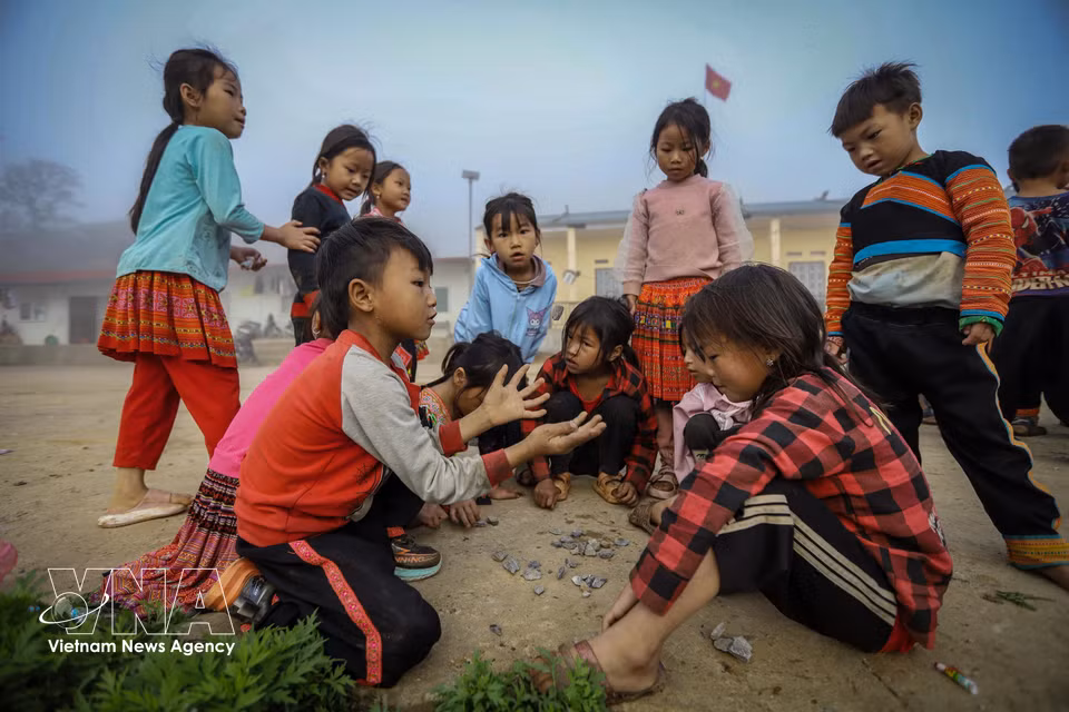 朗创教学点的学生们在上课前于操场上玩耍。图自越通社