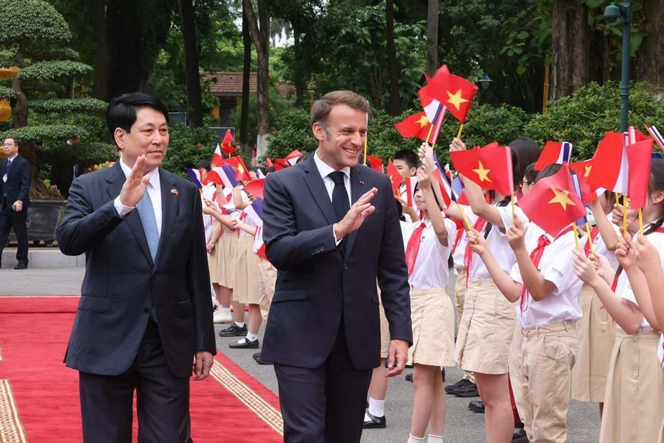 26日在主席府,越南国家主席梁强举行隆重仪式,欢迎法国总统马克龙夫妇对越南进行国事访问。图自越通社