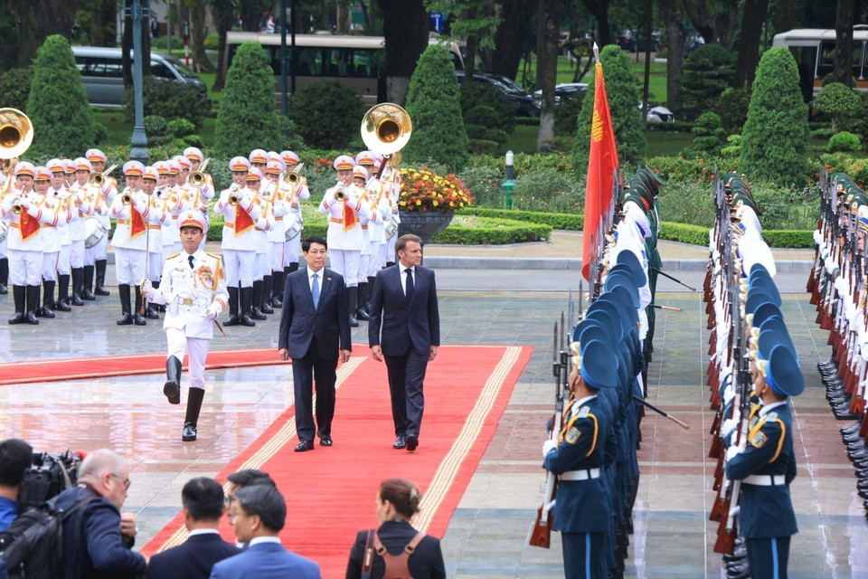 越南国家主席梁强与法国总统马克龙检阅仪仗队。图自越通社