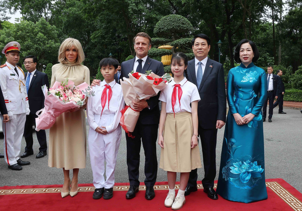 26日在主席府,越南国家主席梁强举行隆重仪式,欢迎马克龙总统夫妇访越。马克龙总统和夫人此次访问对法越关系极为重要。图自越通社