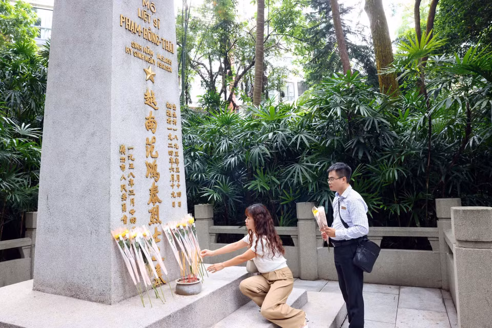 越南主流媒体代表团献花缅怀越南烈士范鸿泰。图自越通社/范坚