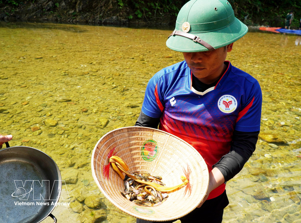 当地居民“围捕”到大量溪鱼。图自：越通社