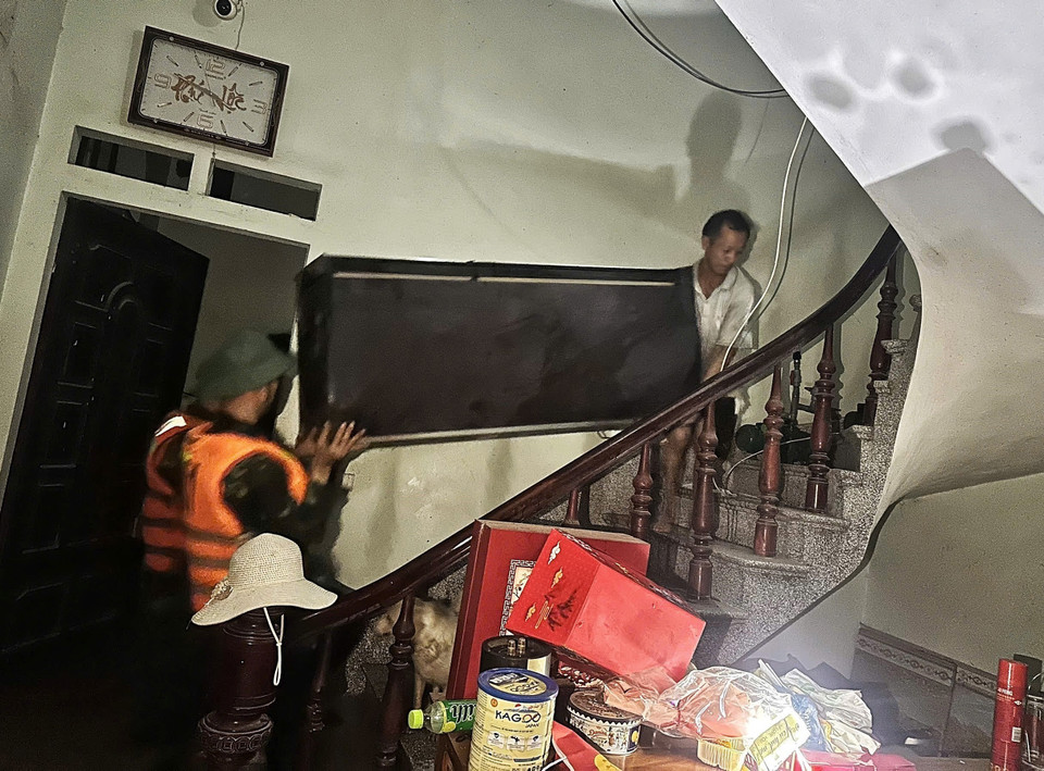驻守当地的第3师第2团干部、战士通宵值守,协助群众转移财产。图自越通社
