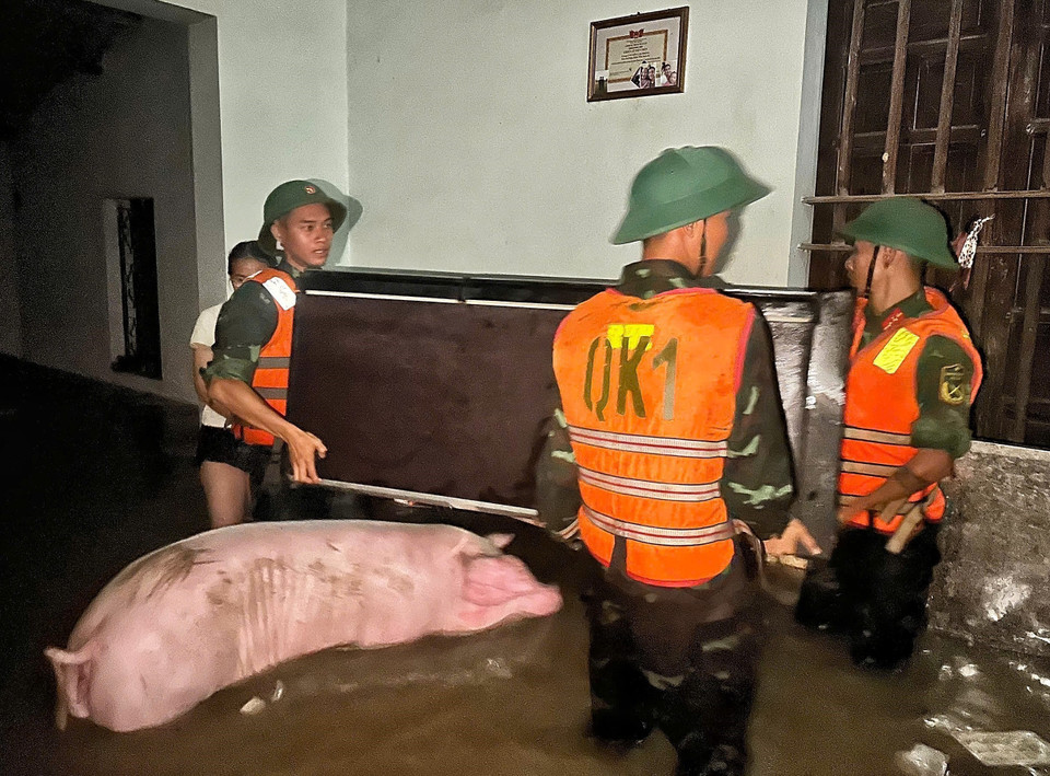 驻守当地的第3师第2团干部、战士通宵值守,协助群众转移财产,并将居住在深水区域的居民撤离至安全地点。图自越通社