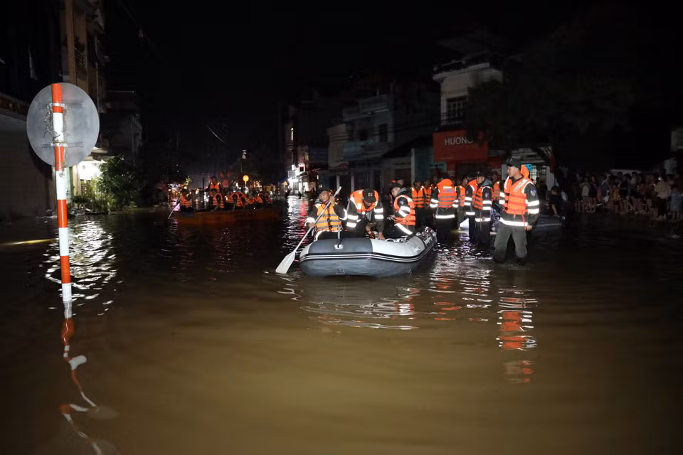 谅山省公安厅干部、战士连夜出动，在失契乡洪灾地区支援群众。图自越通社