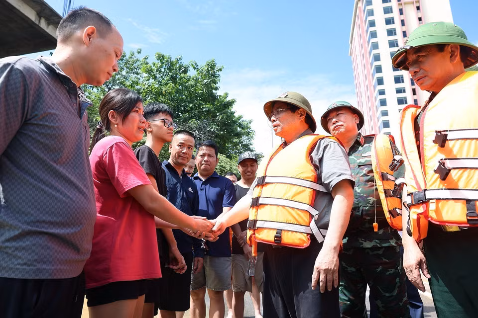 范明政总理走访太原省潘廷冯坊受灾群众，慰问并鼓励受洪水影响的民众。图自越通社