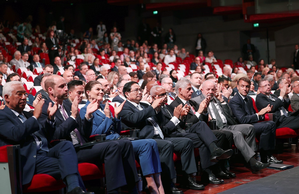 越南政府总理范明政出席绿色金融与经济论坛闭幕式。图自越通社