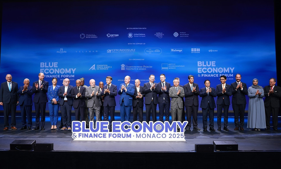 越南政府总理范明政与出席绿色金融与经济论坛的代表团团长合影。图自越通社