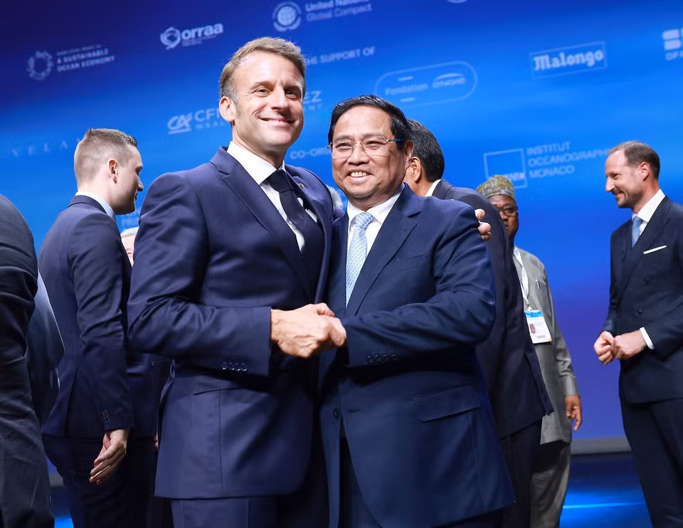 越南政府总理范明政与法兰西共和国总统埃马纽埃尔·马克龙在绿色金融与经济论坛上会面。图自越通社
