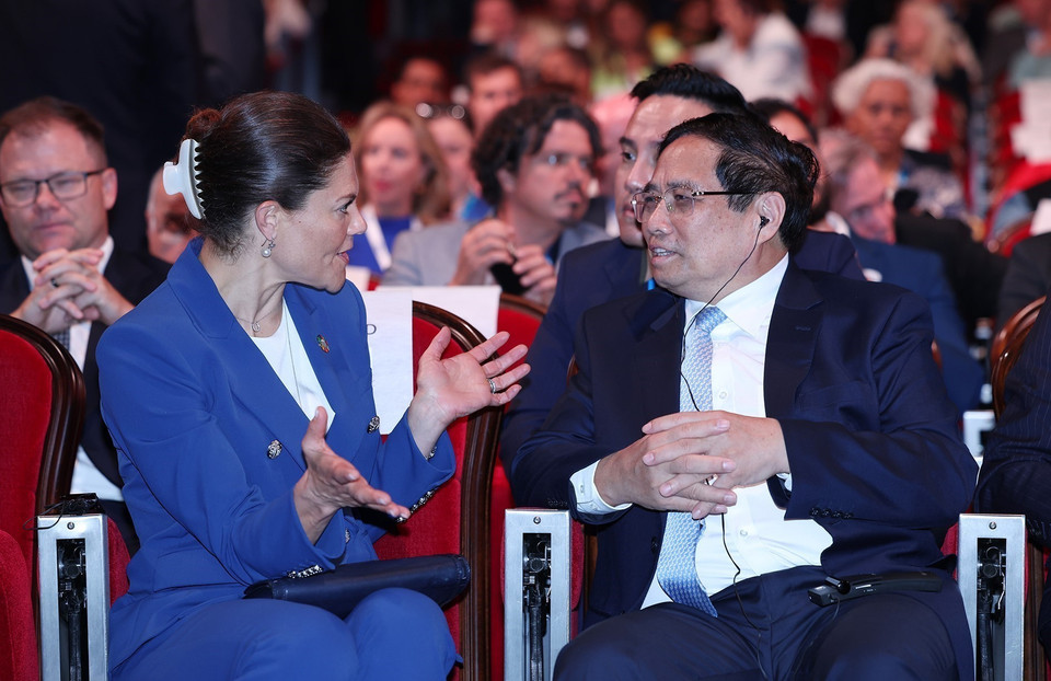 越南政府总理范明政与瑞典女王储维多利亚·英格丽德·爱丽丝·黛西蕾维多利亚亲切交谈。图自越通社