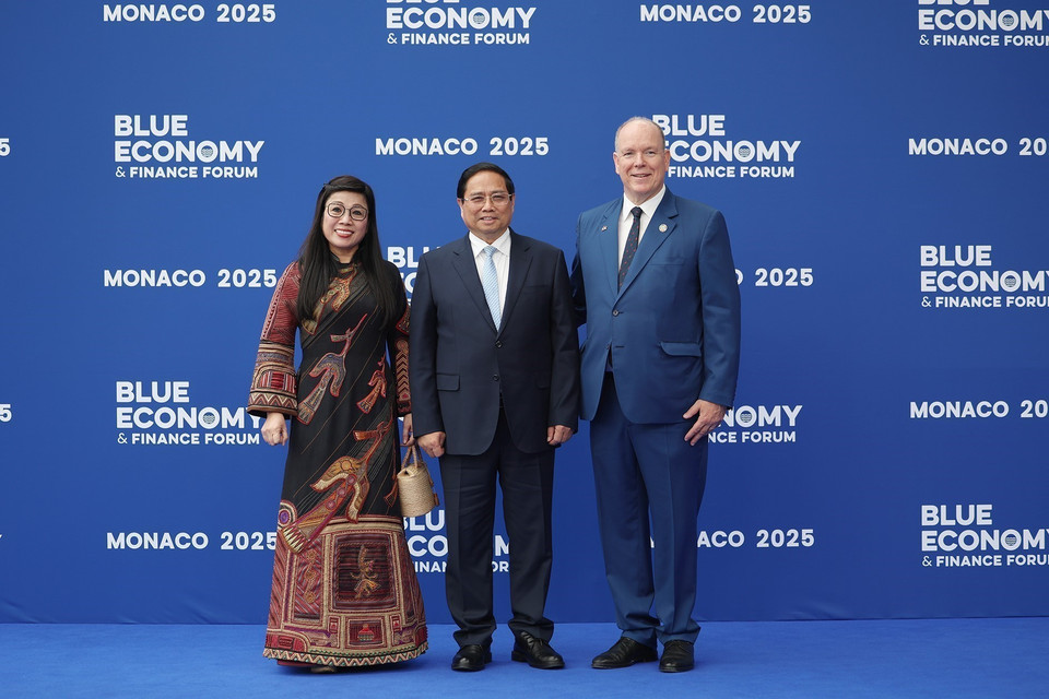 摩纳哥亲王阿尔贝二世热烈欢迎越南政府总理范明政与夫人前来出席第三届联合国海洋大会（UNOC 3）。图自越通社