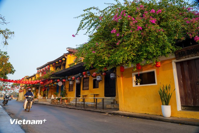 当商铺尚未开门营业，古巷在宁静中沉淀韵味。图自Vietnam+