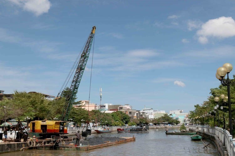 金瓯省职能力量正对凤协县管路河河段进行清淤处理，疏通水流。图自：越通社
