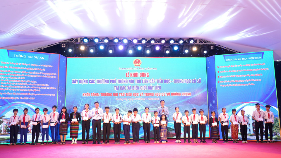 广治省人民委员会向困难学生赠送礼物。图自越通社