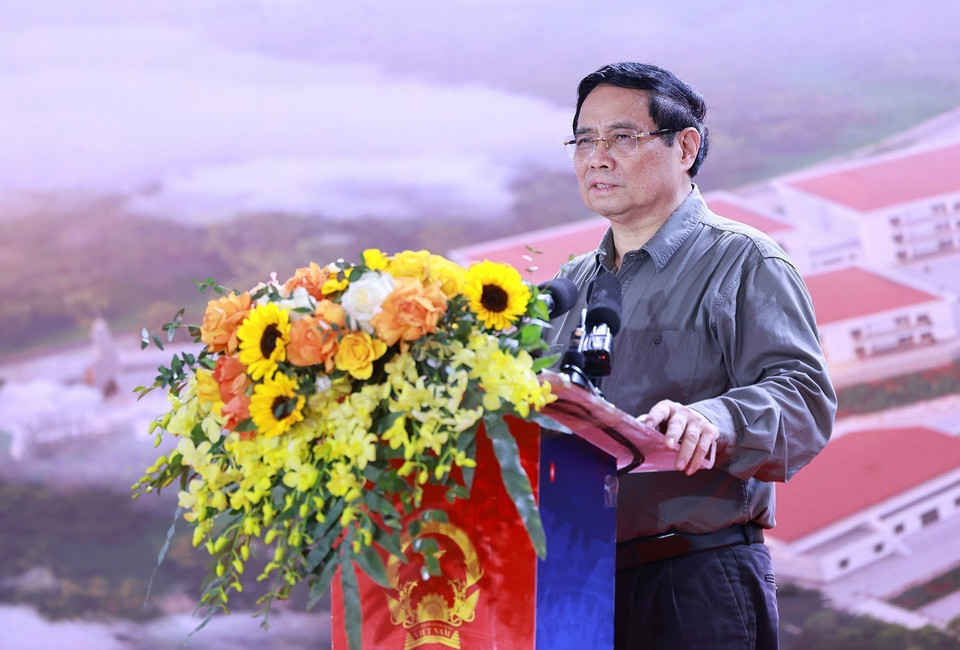 越南政府总理范明政在清化省安姜乡九年一贯制寄宿学校的奠基仪式上发表讲话。图自越通社