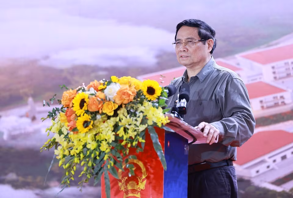 越南政府总理范明政在清化省安姜乡九年一贯制寄宿学校的奠基仪式上发表讲话。图自越通社