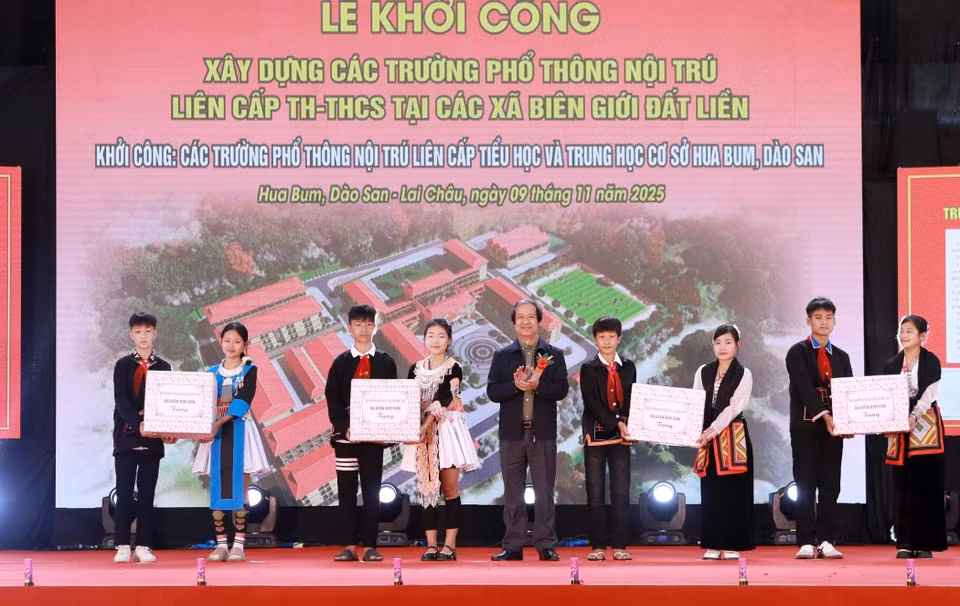 越南教育与培训部部长阮金山向花步（Hua Bum）九年一贯制寄宿学校学生赠送礼物。图自越通社
