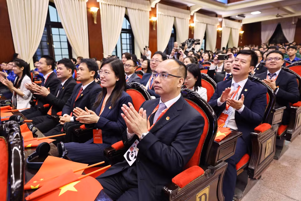活动期间，两国青年代表团将就青年理论工作、青年团结工作、青年参与经济社会发展和数字化转型等议题进行讨论和交换经验；参观越南青年的一些模式以及各地方风景名胜。图中：中国共产党青年代表团参加开幕式。图自越通社